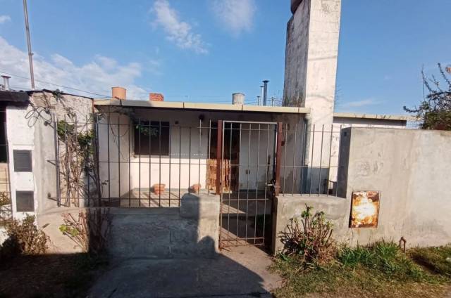 CASA BARRIO LOS ROBLES, PASAJE PAMPA, TRENQUE LAUQUEN.