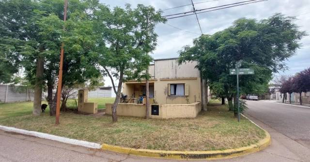 CASA con lote lindero. BELGRANO Y VIEYTES, BERUTI