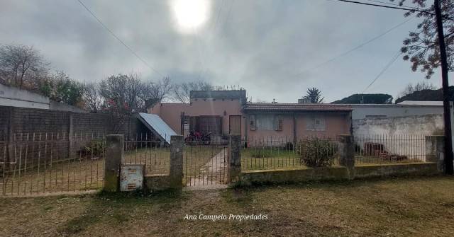 CASA  Leloir al 200. BARRIO PARQUE.